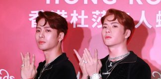 王嘉爾Jackson首尊蠟像揭幕 即場示範如何與蠟像合照而不失霸氣(190729)