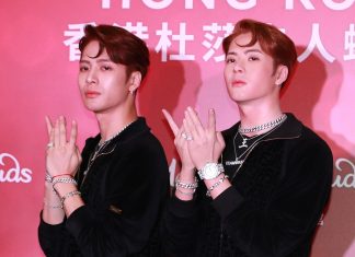 王嘉爾Jackson首尊蠟像揭幕 即場示範如何與蠟像合照而不失霸氣(190729)