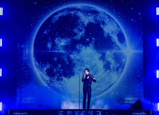 鄭容和澳門演唱會頻說「幸福」 憑歌鼓勵歌迷遇到困難要勇敢面對