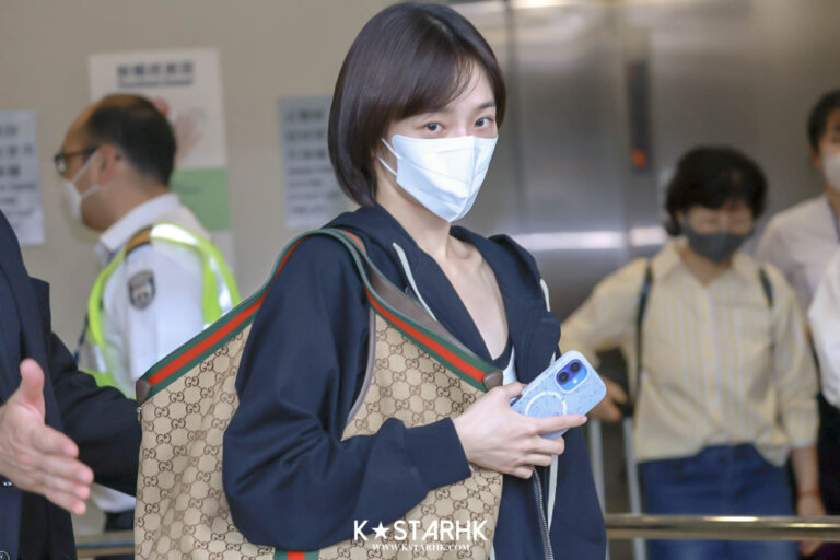 [機場時尚] #朴圭瑛 #박규영 #ParkGyuYoung – 韓國人氣女演員朴圭瑛抵達香港出席明天 Tiffany & Co. Blue Book 2025: Sea of Wonder 香港發佈活動