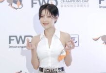 【現場直擊】華莎 HWASA 降臨沙田馬場!首登亮相圈舞台霸氣開唱 (260426)